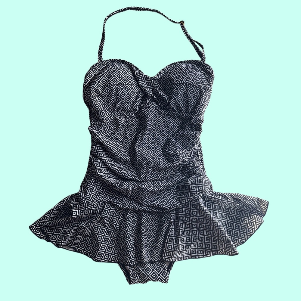 NWOT one piece ruffle skirt size 8 swimsuit black white shapes shore swimwear